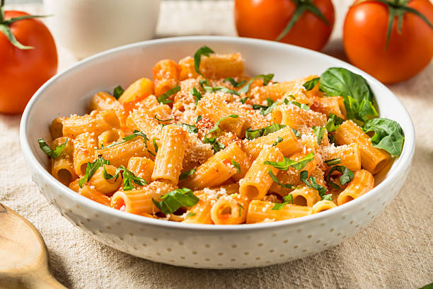 Easy 5-ingredient creamy tomato pasta