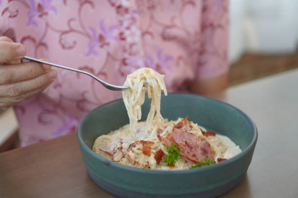 Spaghetti carbonara with crispy pancetta